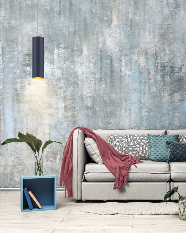 Lampa wisząca nad stół w salonie KIM z abażurem w kolorze granatu ze złotą amplą
