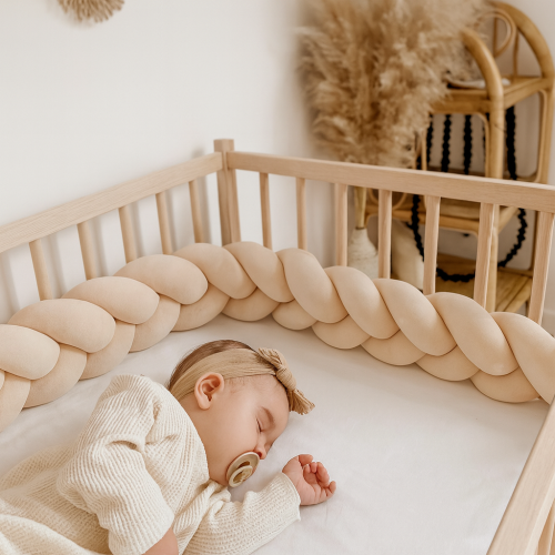 Śpiące dziecko w boho pokoju.png