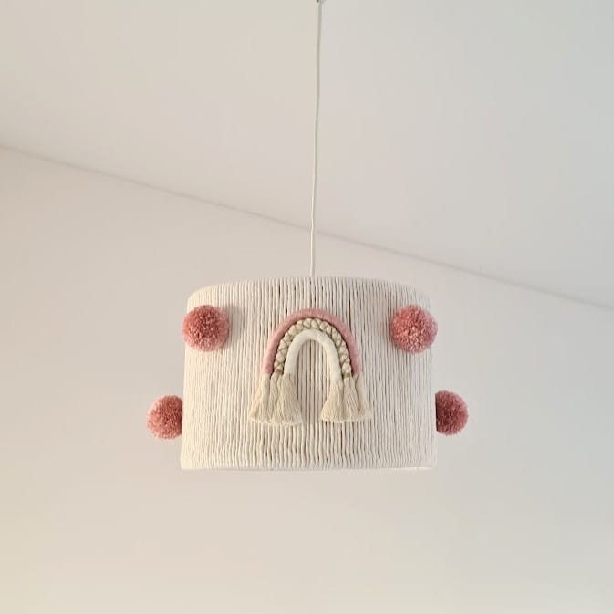 rozowa-lampa-z-teczami.jpg