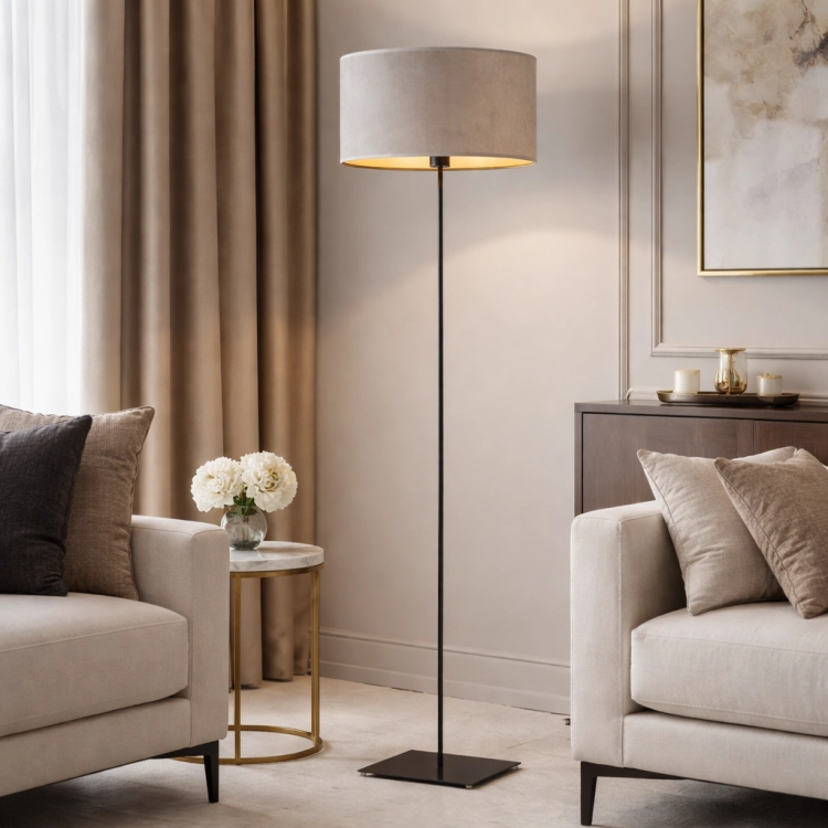 Nowoczesna lampa podłogowa z welurowym abażurem łączy minimalistyczną formę z eleganckim stylem glamour. Złote wnętrze klosza daje ciepłe, przytulne światło, idealne do salonu, sypialni lub stylowych wnętrz hotelowych.