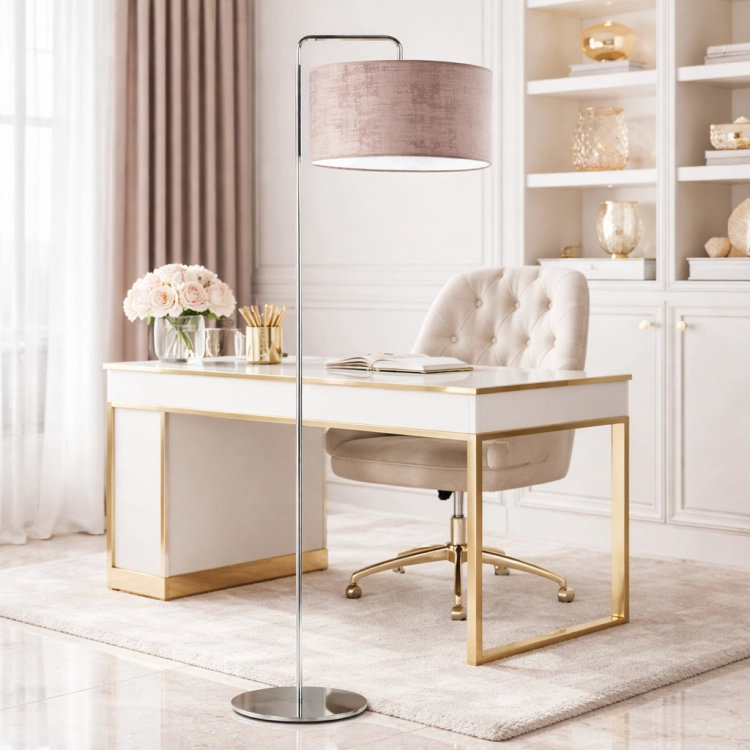 Elegancka lampa podłogowa glamour z metalową, połyskującą podstawą i różowym abażurem. Zapewnia miękkie, przytulne światło i stylowy wygląd. Idealna do salonu, sypialni lub biura, dodając wnętrzu klasy i nowoczesnej elegancji.