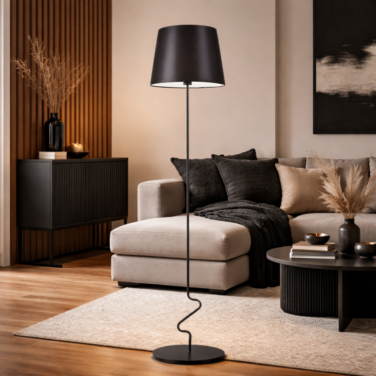 Nowoczesna lampa podłogowa o eleganckiej, minimalistycznej formie z czarnym kloszem i designerską podstawą. Idealna do salonu w stylu modern, loft lub japandi. Dodaje wnętrzu charakteru i przytulnego, nastrojowego światła.