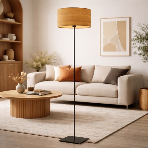 Nowoczesna lampa podłogowa z drewnianym abażurem w designerskim salonie. Minimalistyczna forma, eleganckie wykończenie i ciepłe światło tworzą przytulną atmosferę idealną do stylowych wnętrz.