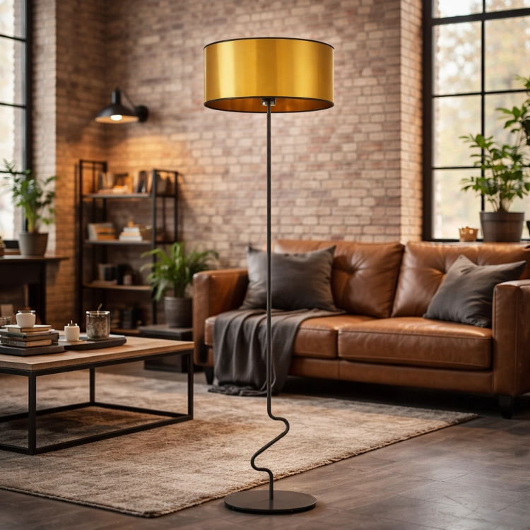 Nowoczesna lampa podłogowa w stylu industrialnym z eleganckim złotym abażurem. Idealna do salonu loftowego, łączy design i funkcjonalność, tworząc przytulny klimat oraz wyjątkowy akcent dekoracyjny wnętrza.