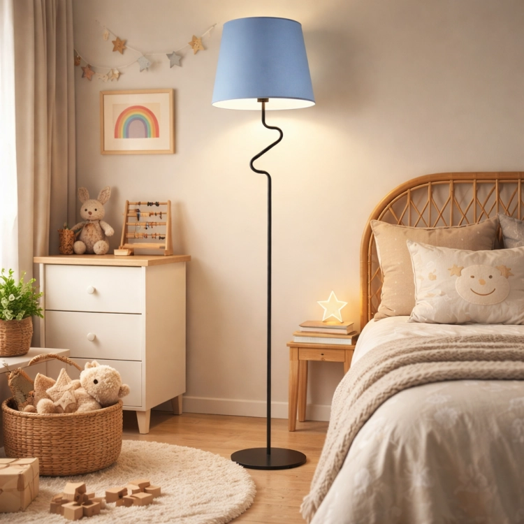 Nowoczesna lampa podłogowa z falowaną nogą i niebieskim abażurem w przytulnym pokoju dziecięcym. Idealna do wnętrz skandynawskich – łączy design, funkcjonalność i ciepłe światło, tworząc komfortową przestrzeń do zabawy i odpoczynku dziecka.