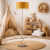 Nowoczesna lampa podłogowa z żółtym abażurem w aranżacji pokoju dziecięcego boho. Stylowy design, metalowa podstawa i dekoracyjny kształt nadają wnętrzu przytulny klimat. Idealna do oświetlenia i jako ozdoba przestrzeni dziecka.