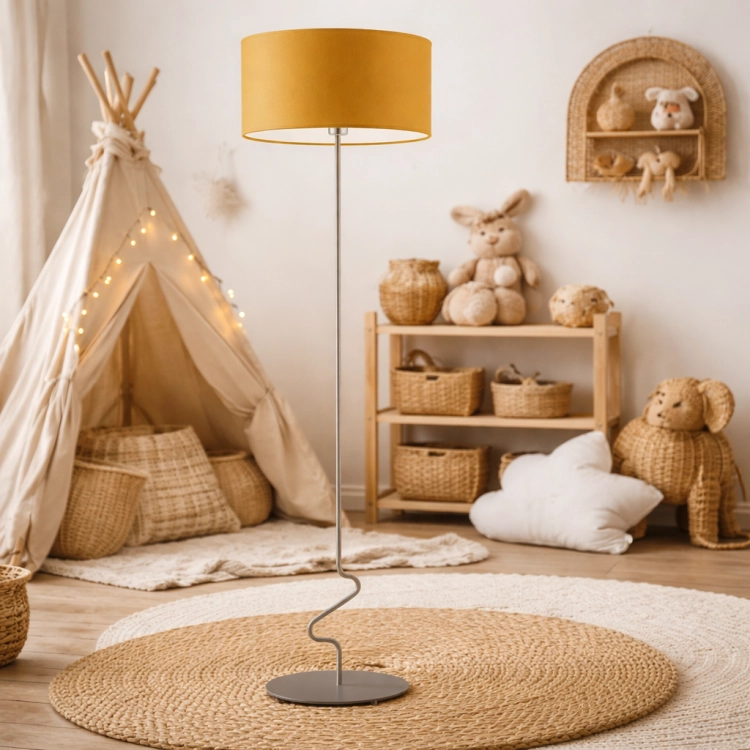 Nowoczesna lampa podłogowa z żółtym abażurem w aranżacji pokoju dziecięcego boho. Stylowy design, metalowa podstawa i dekoracyjny kształt nadają wnętrzu przytulny klimat. Idealna do oświetlenia i jako ozdoba przestrzeni dziecka.