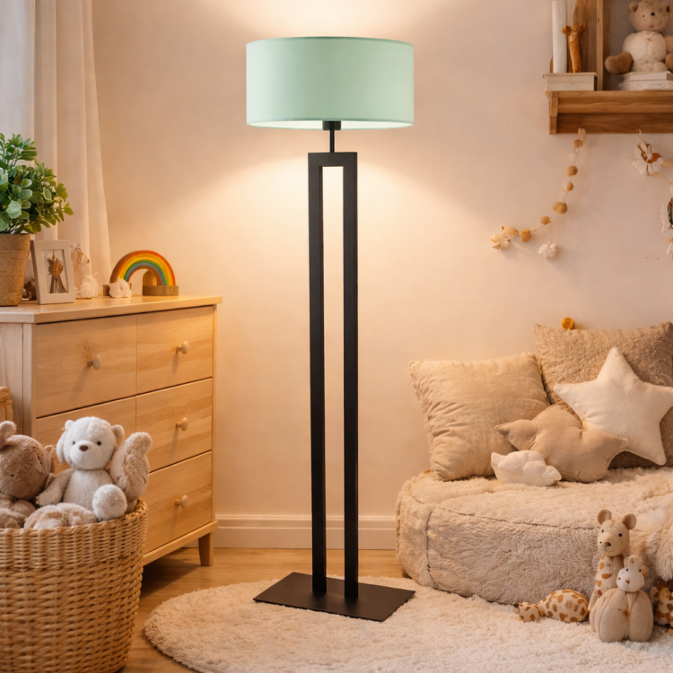 Nowoczesna lampa o smukłej formie i eleganckim abażurze. Tworzy ciepłą atmosferę i pasuje do każdego wnętrza. Dostępna w szerokiej gamie kolorystycznej, idealna do salonu i pokoju dziecięcego.