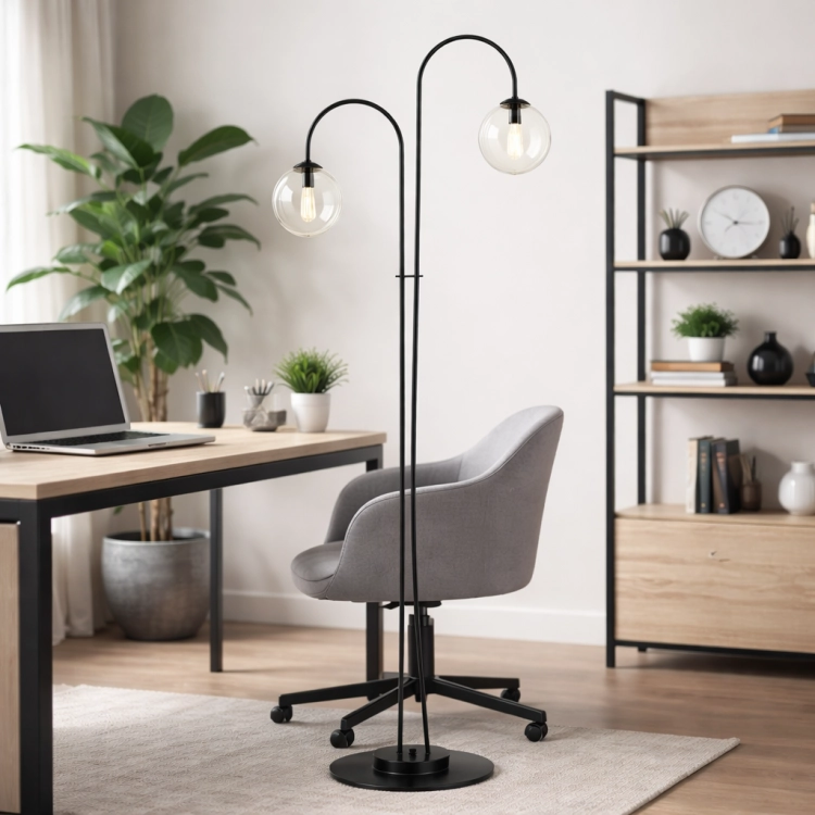 Nowoczesna lampa podłogowa łukowa z dwoma szklanymi kloszami w minimalistycznym biurze. Czarna, elegancka konstrukcja idealnie pasuje do wnętrz modern i loft, tworząc stylowe oświetlenie do pracy i dekoracyjny akcent przestrzeni.