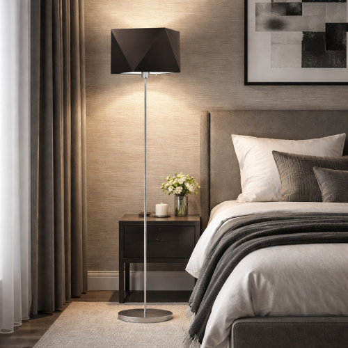Nowoczesna lampa podłogowa o geometrycznym, czarnym abażurze w eleganckiej sypialni. Styl minimalistyczny z nutą luksusu – idealne oświetlenie do wnętrz nowoczesnych, loftowych i hotelowych. Designerski akcent do każdej przestrzeni.
