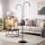 Nowoczesna lampa podłogowa z podwójnym łukiem i mlecznymi kloszami to idealne oświetlenie do salonu. Minimalistyczny design, czarna metalowa konstrukcja i elegancka forma podkreślają styl wnętrza, tworząc przytulną i funkcjonalną przestrzeń.