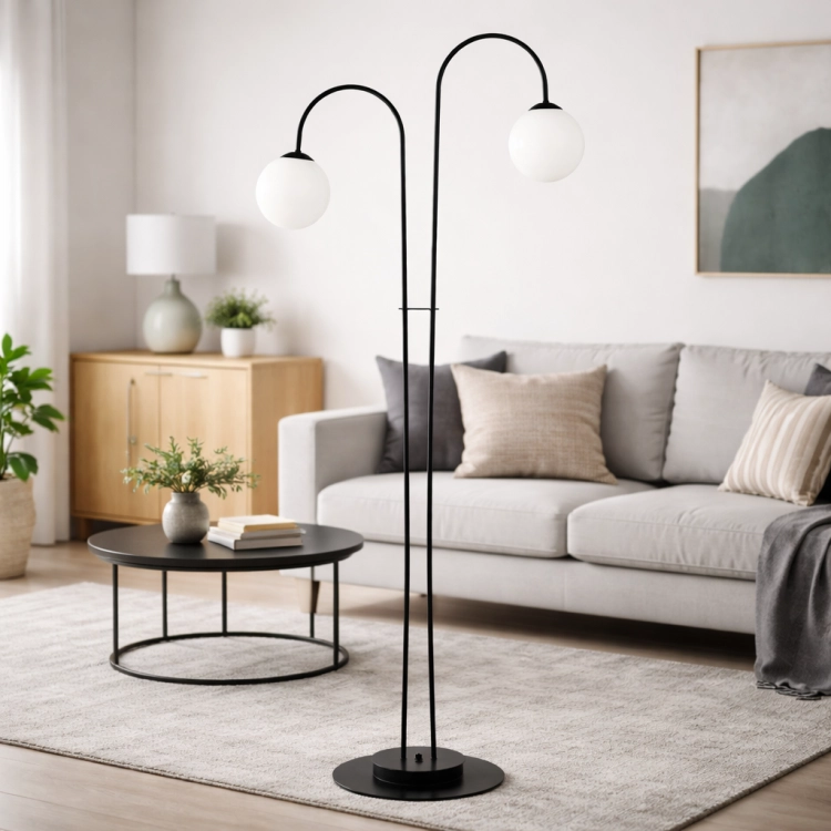 Nowoczesna lampa podłogowa z podwójnym łukiem i mlecznymi kloszami to idealne oświetlenie do salonu. Minimalistyczny design, czarna metalowa konstrukcja i elegancka forma podkreślają styl wnętrza, tworząc przytulną i funkcjonalną przestrzeń.