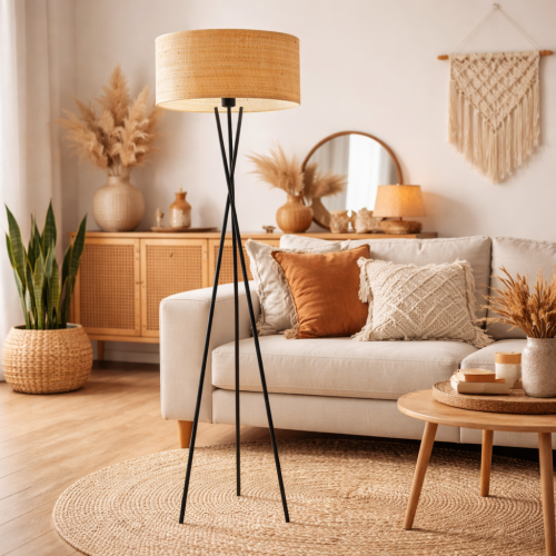 Stylowa lampa podłogowa w klimacie boho z naturalnym abażurem z rattanu i czarną, metalową podstawą typu tripod. Idealna do salonu, sypialni lub wnętrz w stylu skandynawskim, tworzy ciepłe i przytulne oświetlenie.