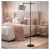 Elegancka lampa podłogowa w stylu glamour z regulowanym ramieniem i szarym abażurem. Idealna do sypialni, salonu lub strefy relaksu. Nowoczesny design, stabilna konstrukcja i subtelne oświetlenie tworzą luksusową, przytulną atmosferę wnętrza.