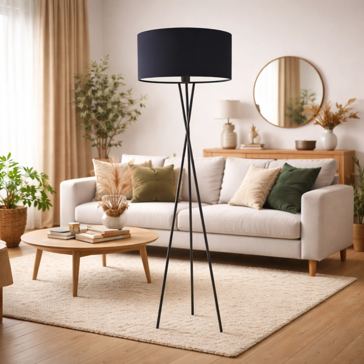 Nowoczesna lampa podłogowa na trójnogu w minimalistycznym wnętrzu skandynawskim. Stylowy czarny klosz i smukła konstrukcja dodają elegancji salonowi. Idealne oświetlenie dekoracyjne do nowoczesnych i designerskich aranżacji.