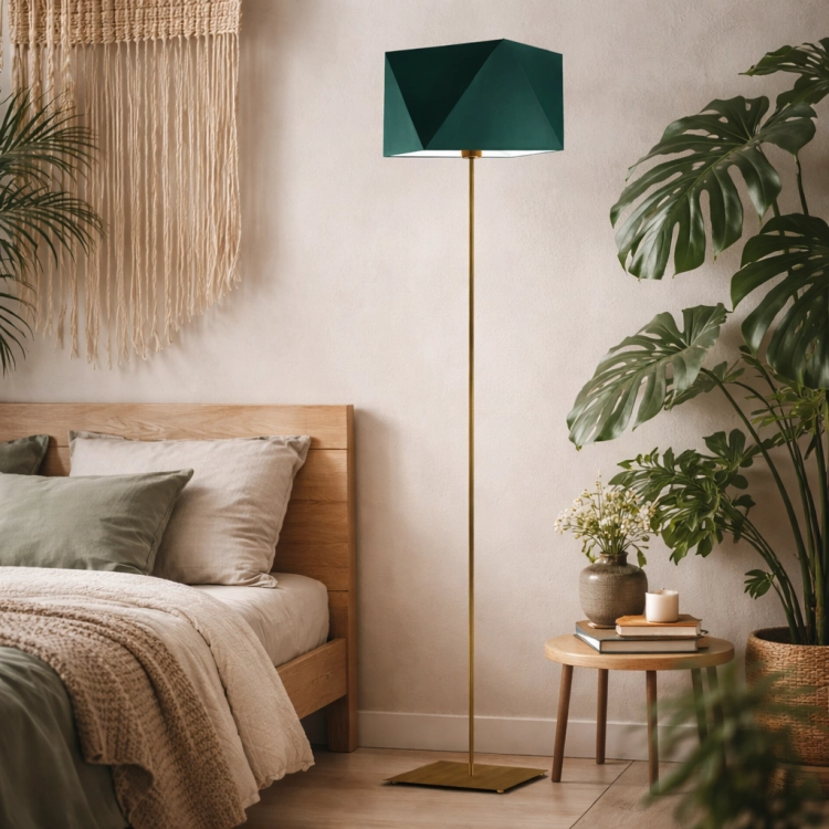 Nowoczesna lampa podłogowa w stylu japandi/urban jungle z geometrycznym abażurem w kolorze zieleni i smukłą, złotą podstawą. Idealna do sypialni, łączy minimalizm z naturą, tworząc przytulny i elegancki klimat wnętrza.