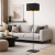 Nowoczesna lampa podłogowa o geometrycznym kloszu i eleganckiej czarnej konstrukcji doskonale uzupełnia stylowy salon. Minimalistyczny design i ciepłe światło tworzą przytulną atmosferę, idealną do nowoczesnych wnętrz i aranżacji.