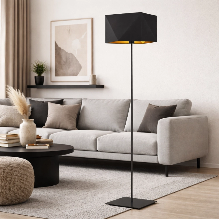 Nowoczesna lampa podłogowa o geometrycznym kloszu i eleganckiej czarnej konstrukcji doskonale uzupełnia stylowy salon. Minimalistyczny design i ciepłe światło tworzą przytulną atmosferę, idealną do nowoczesnych wnętrz i aranżacji.