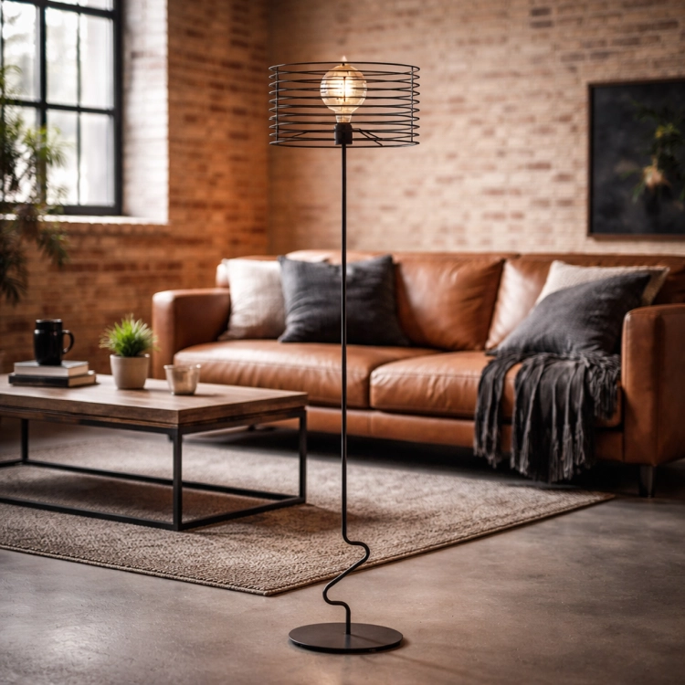 Nowoczesna lampa podłogowa w stylu industrialnym z metalową konstrukcją i ozdobną spiralą. Idealna do loftowych wnętrz salonu, łączy minimalistyczny design z funkcjonalnym oświetleniem, tworząc przytulny klimat i wyjątkowy charakter przestrzeni.