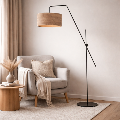 Nowoczesna lampa podłogowa o minimalistycznym designie z czarną konstrukcją i beżowym abażurem doskonale uzupełnia stylowy salon. Idealna obok fotela, zapewnia przytulne światło i elegancki akcent do wnętrz nowoczesnych i skandynawskich.