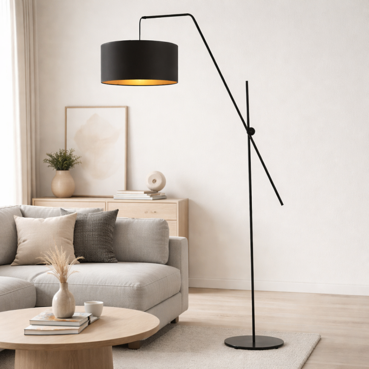 Nowoczesna lampa podłogowa w stylu minimalistycznym doskonale wpisuje się w sypialnię scandi chic. Smukła forma, czarne wykończenie i złote wnętrze klosza tworzą elegancki akcent, zapewniając przytulne, ciepłe światło i wyjątkowy klimat wnętrza.