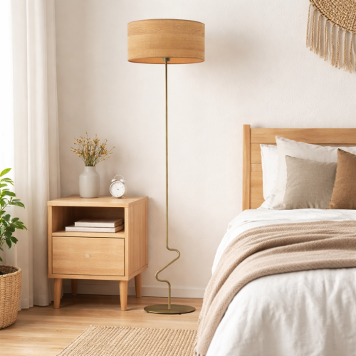 Nowoczesna lampa podłogowa w stylu skandynawskim z drewnianym abażurem i metalową podstawą. Idealna do sypialni – zapewnia ciepłe, przytulne światło i minimalistyczny design. Doskonały wybór do jasnych, naturalnych wnętrz.