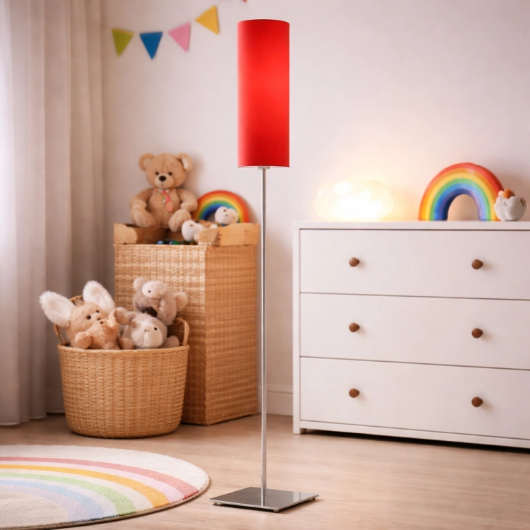 Nowoczesna lampa podłogowa z czerwonym abażurem w pokoju dziecięcym. Stylowa, wysoka konstrukcja na metalowej podstawie zapewnia przytulne oświetlenie i stanowi dekoracyjny akcent idealny do wnętrz dla dzieci.