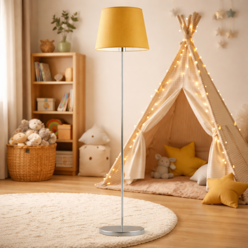 Nowoczesna lampa podłogowa z żółtym abażurem w przytulnym pokoju dziecięcym. Stylowe oświetlenie ustawione na pierwszym planie doskonale komponuje się z tipi i ciepłym wystrojem wnętrza, tworząc komfortową przestrzeń dla dziecka.