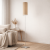 Nowoczesna lampa podłogowa w stylu minimalistycznym z eleganckim, cylindrycznym abażurem i smukłą metalową podstawą. Idealna do salonu, sypialni lub biura, zapewnia przytulne światło i podkreśla nowoczesny charakter wnętrza.