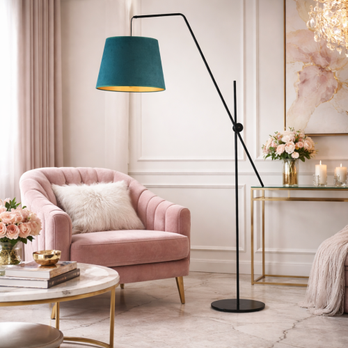 Elegancka lampa podłogowa w stylu glamour z turkusowym abażurem i złotym wnętrzem, idealna do salonu. Designerskie oświetlenie obok fotela podkreśla luksusowy charakter wnętrza i dodaje wyjątkowego klimatu.