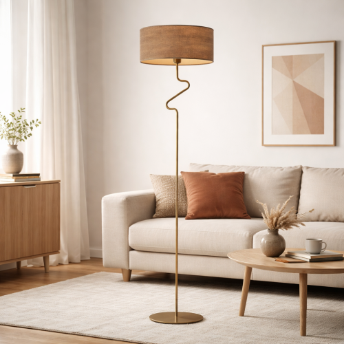 Nowoczesna lampa podłogowa w minimalistycznym salonie w odcieniach czerni. Designerska forma, eleganckie wykończenie i ciepłe światło tworzą stylową, przytulną przestrzeń idealną do nowoczesnych wnętrz.