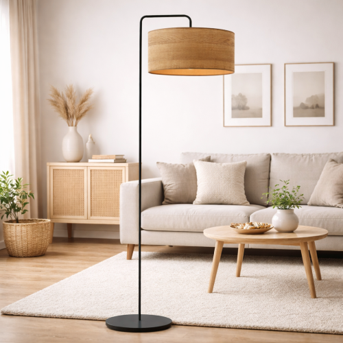 Nowoczesna lampa podłogowa w stylu skandynawskim z drewnianym kloszem i czarną metalową konstrukcją. Idealna do salonu, tworzy ciepłe, przytulne światło i minimalistyczny klimat. Doskonała do wnętrz nordic, japandi i nowoczesnych aranżacji.