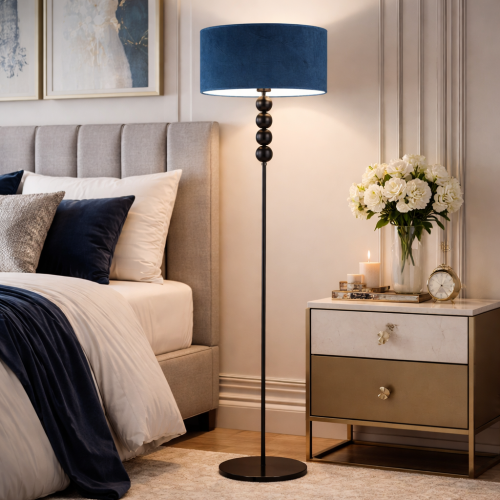Elegancka lampa podłogowa z welurowym abażurem w stylu glamour. Idealna do sypialni lub salonu, łączy nowoczesny design z luksusowym wykończeniem, tworząc przytulną i stylową atmosferę wnętrza.