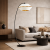 Nowoczesna lampa łukowa do salonu w stylu minimalistycznym. Elegancki design z białym kloszem i złotym wnętrzem zapewnia ciepłe światło i wyjątkowy klimat. Idealna do wnętrz modern, loft i mid-century.