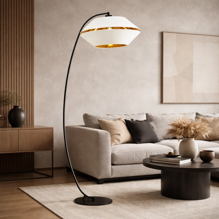 Nowoczesna lampa łukowa do salonu w stylu minimalistycznym. Elegancki design z białym kloszem i złotym wnętrzem zapewnia ciepłe światło i wyjątkowy klimat. Idealna do wnętrz modern, loft i mid-century.