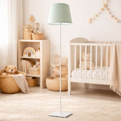 Stylowa lampa podłogowa z miętowym abażurem idealnie wpisuje się w przytulny pokój dziecięcy. Minimalistyczna forma i delikatne kolory tworzą ciepłą, spokojną atmosferę sprzyjającą odpoczynkowi i zabawie.