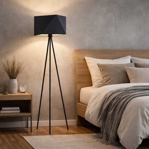 Nowoczesna lampa podłogowa tripod w stylu minimalistyczno-industrialnym. Geometryczny klosz i smukła, metalowa konstrukcja doskonale komponują się z elegancką sypialnią, tworząc designerskie i funkcjonalne oświetlenie wnętrza.