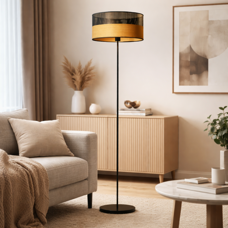Nowoczesna lampa podłogowa z designerskim, dwuwarstwowym abażurem łączy elegancki metal z ciepłym drewnem. Idealna do stylowego salonu, tworzy przytulną atmosferę i stanowi wyjątkowy element dekoracyjny wnętrza.