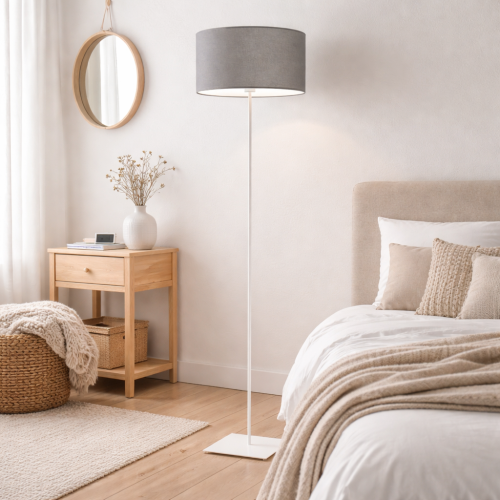 Nowoczesna lampa podłogowa w stylu skandynawskim z szarym abażurem i białą podstawą. Idealna do sypialni lub salonu, zapewnia przytulne światło i minimalistyczny design. Doskonale komponuje się z jasnymi, naturalnymi wnętrzami.
