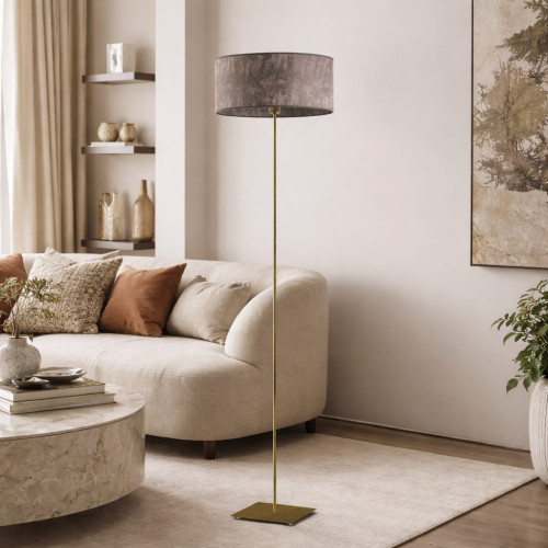 Elegancka lampa podłogowa w designerskim salonie to idealne połączenie stylu i funkcjonalności. Minimalistyczna forma, subtelne wykończenie i ponadczasowy design sprawiają, że doskonale wpisuje się w nowoczesne i klasyczne aranżacje wnętrz.