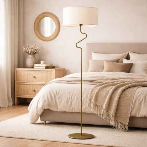 Stylowa lampa podłogowa w skandynawskim designie doskonale uzupełnia przytulną sypialnię. Minimalistyczna forma, falowana konstrukcja i ciepłe światło tworzą elegancki, nowoczesny klimat idealny do wnętrz inspirowanych naturą i harmonią.