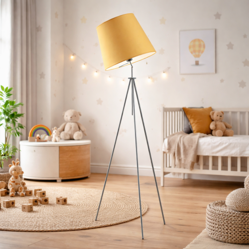 Designerska lampa podłogowa w kolorze musztardowym na trójnogu idealnie wpisuje się w przytulny pokój dziecięcy. Stylowe oświetlenie dodaje wnętrzu ciepła i nowoczesnego charakteru, tworząc funkcjonalną i estetyczną przestrzeń dla dziecka.