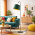 Nowoczesna lampa podłogowa z zielonym abażurem i złotym wnętrzem w aranżacji kolorowego salonu. Stylowy design, idealny do wnętrz skandynawskich i modern. Doskonałe oświetlenie dekoracyjne, które podkreśla charakter przestrzeni i dodaje przytulności.