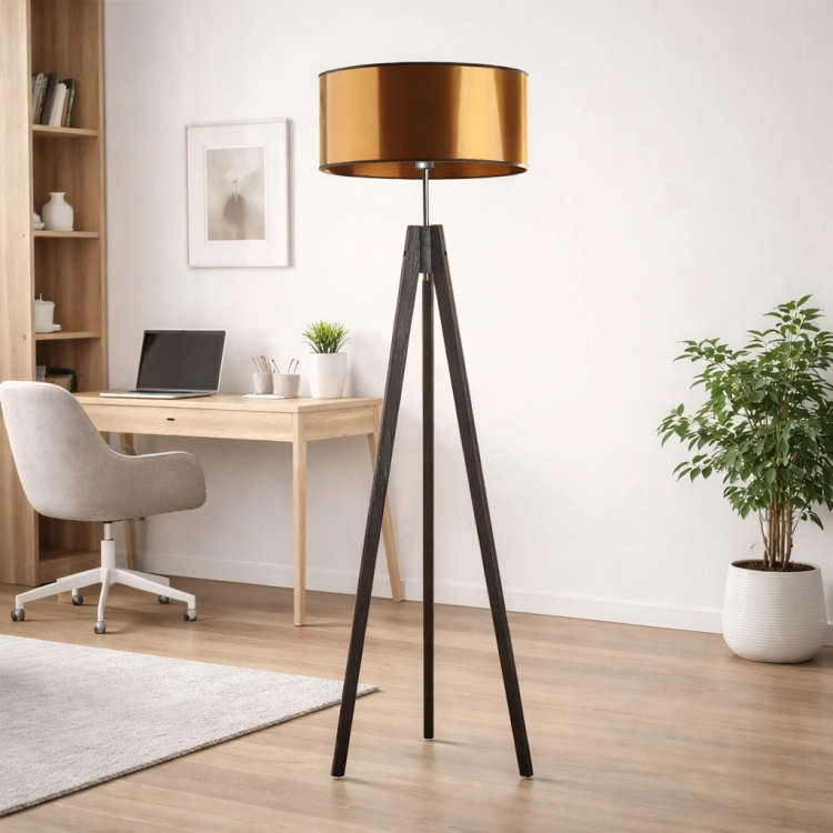 lampa podłogowa drewniana do biura