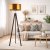 Nowoczesna lampa podłogowa na trójnogu z eleganckim złotym kloszem doskonale uzupełnia minimalistyczne wnętrza salonu. Stylowy design, wysoka jakość wykonania i ponadczasowa forma sprawiają, że idealnie wpisuje się w nowoczesne aranżacje.