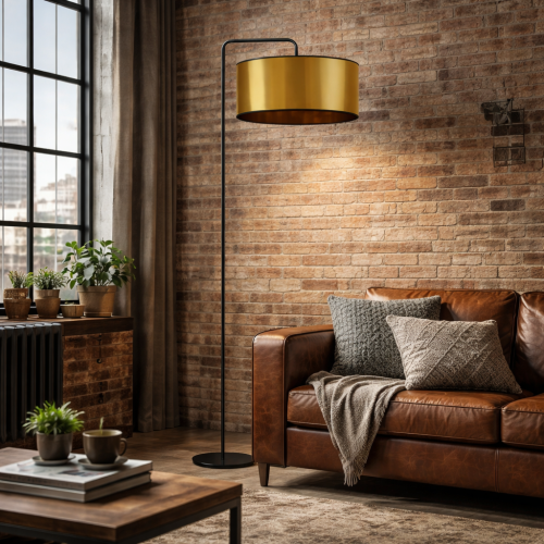 Nowoczesna lampa podłogowa w stylu loft z eleganckim, złotym kloszem i smukłą czarną konstrukcją. Idealna do salonu industrialnego, dodaje ciepłego światła i designerskiego charakteru każdemu wnętrzu.