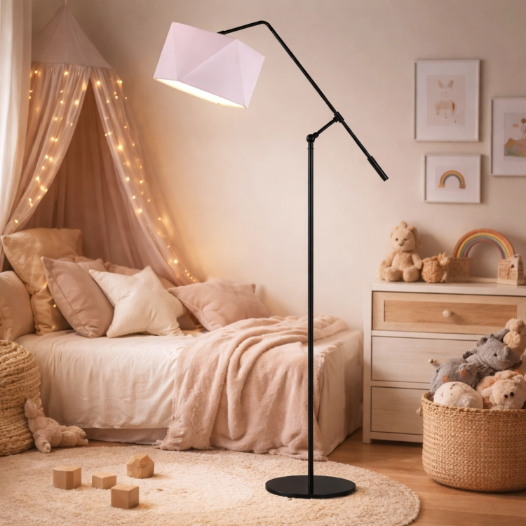 Nowoczesna lampa podłogowa z geometrycznym, pastelowym abażurem w przytulnym pokoju dziecięcym. Idealna do stworzenia ciepłej atmosfery, zapewnia styl i funkcjonalność. Doskonała jako oświetlenie do czytania i dekoracyjny akcent wnętrza.