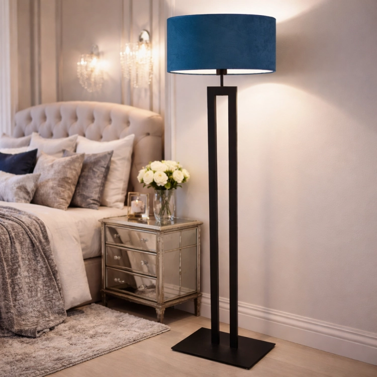 Nowoczesna lampa podłogowa w stylu glamour z eleganckim, czarnym stelażem i welurowym abażurem w kolorze niebieskim. Idealna do sypialni, salonu lub apartamentu. Dodaje wnętrzu luksusu, ciepłego światła i wyjątkowego charakteru.