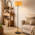 Stylowa lampa podłogowa z naturalnym rattanowym abażurem idealnie wpisuje się w aranżacje boho i rustykalne. Ciepłe światło tworzy przytulny klimat salonu, a smukła, czarna podstawa dodaje nowoczesnej elegancji i lekkości wnętrzu.