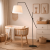 Nowoczesna lampa podłogowa o minimalistycznym designie z regulowanym ramieniem i jasnym abażurem. Idealna do salonu, sypialni lub pokoju dziecięcego, zapewnia miękkie, przyjemne światło i stylowy akcent wnętrza.